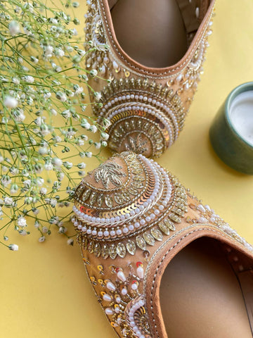 Royal Radiance: Hand-Embellished Juttis