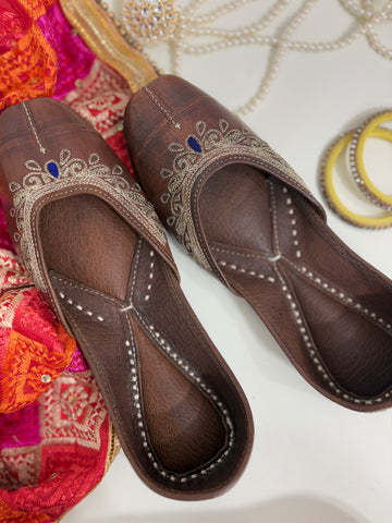 Classic Brown Elegance: Handcrafted Leather Juttis