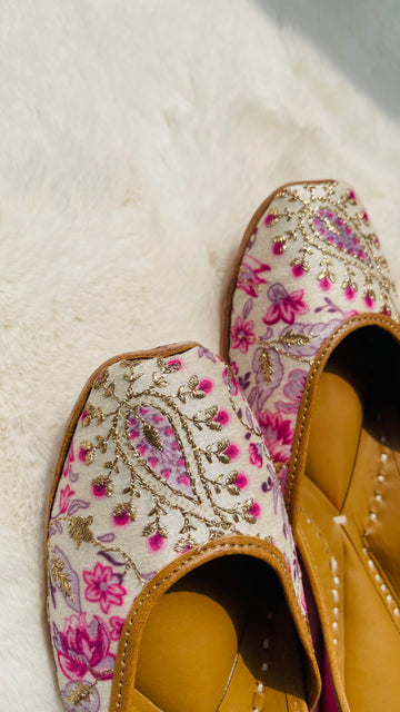 Paisley Garden: Handcrafted Fabric Jutti