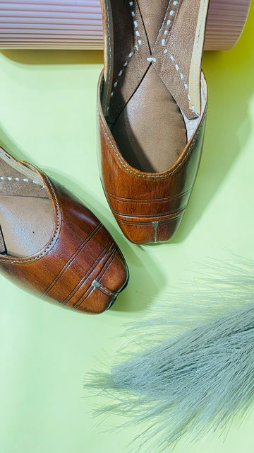 Minimalist Leather Finish Juttis