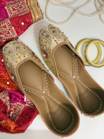 Golden Grace: Luxe Handcrafted Jutti