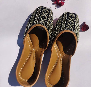 Bold & Beautiful: Midnight Magic Jutti