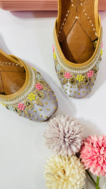 Pearl Glow~Radiant Charm Jutti