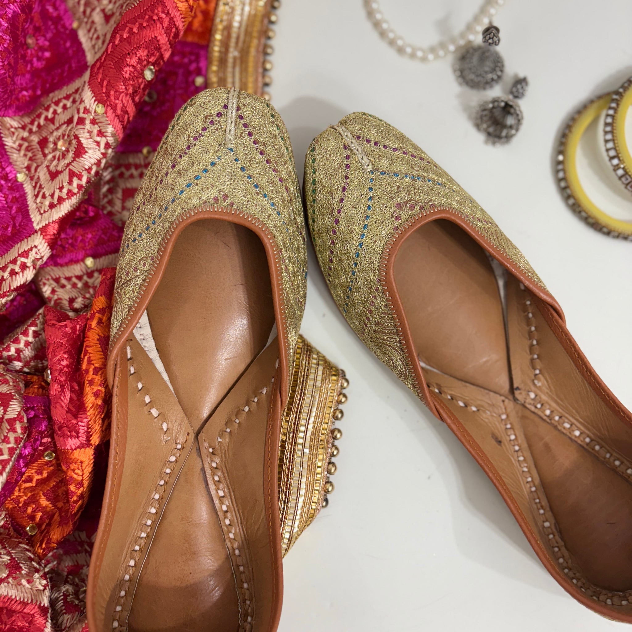 Zari Noor: Timeless Golden Elegance