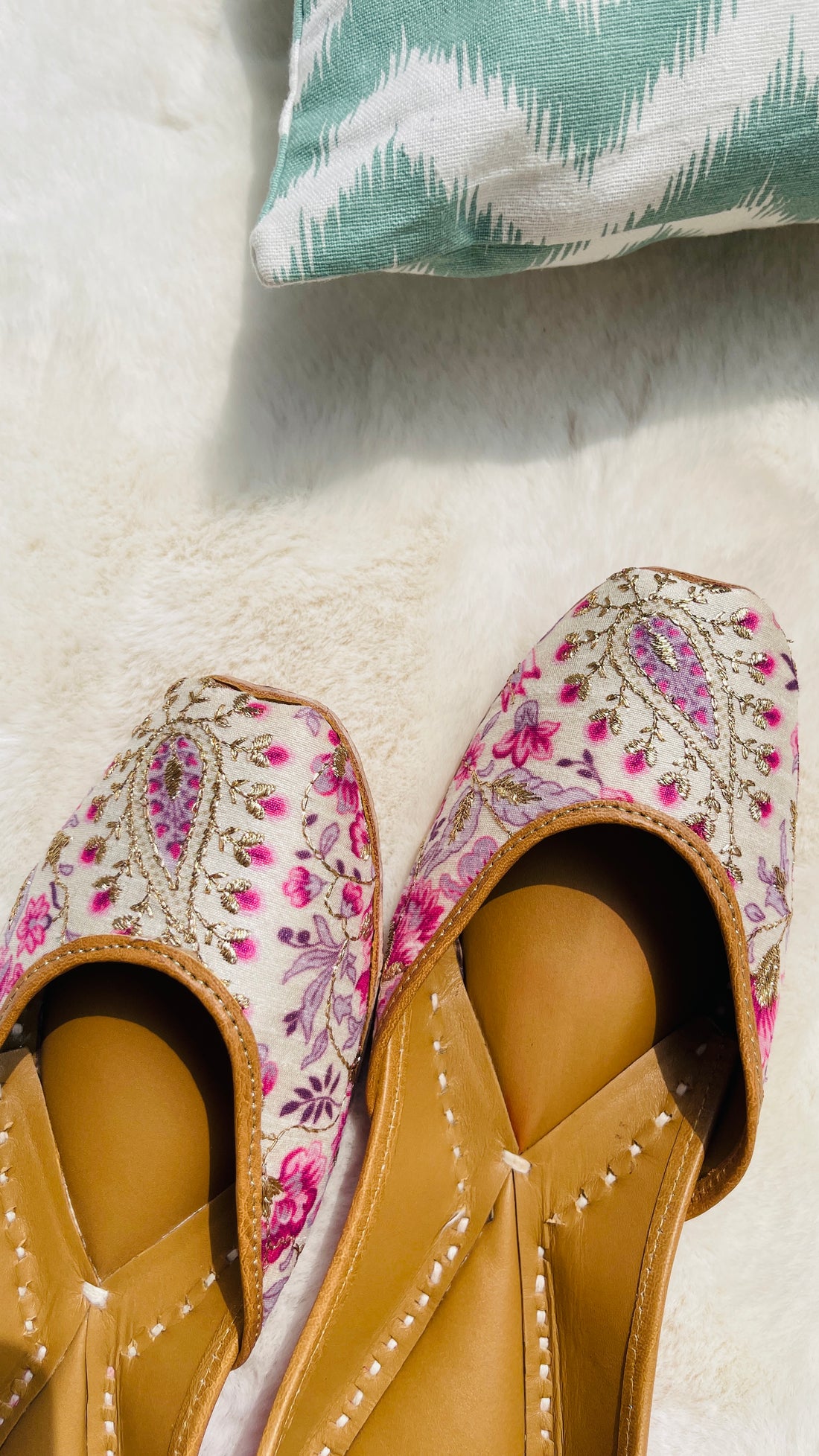 Paisley Garden: Handcrafted Fabric Jutti