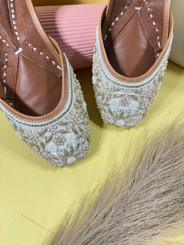 Noor Juttis ~ A Touch of Radiance in Every Step
