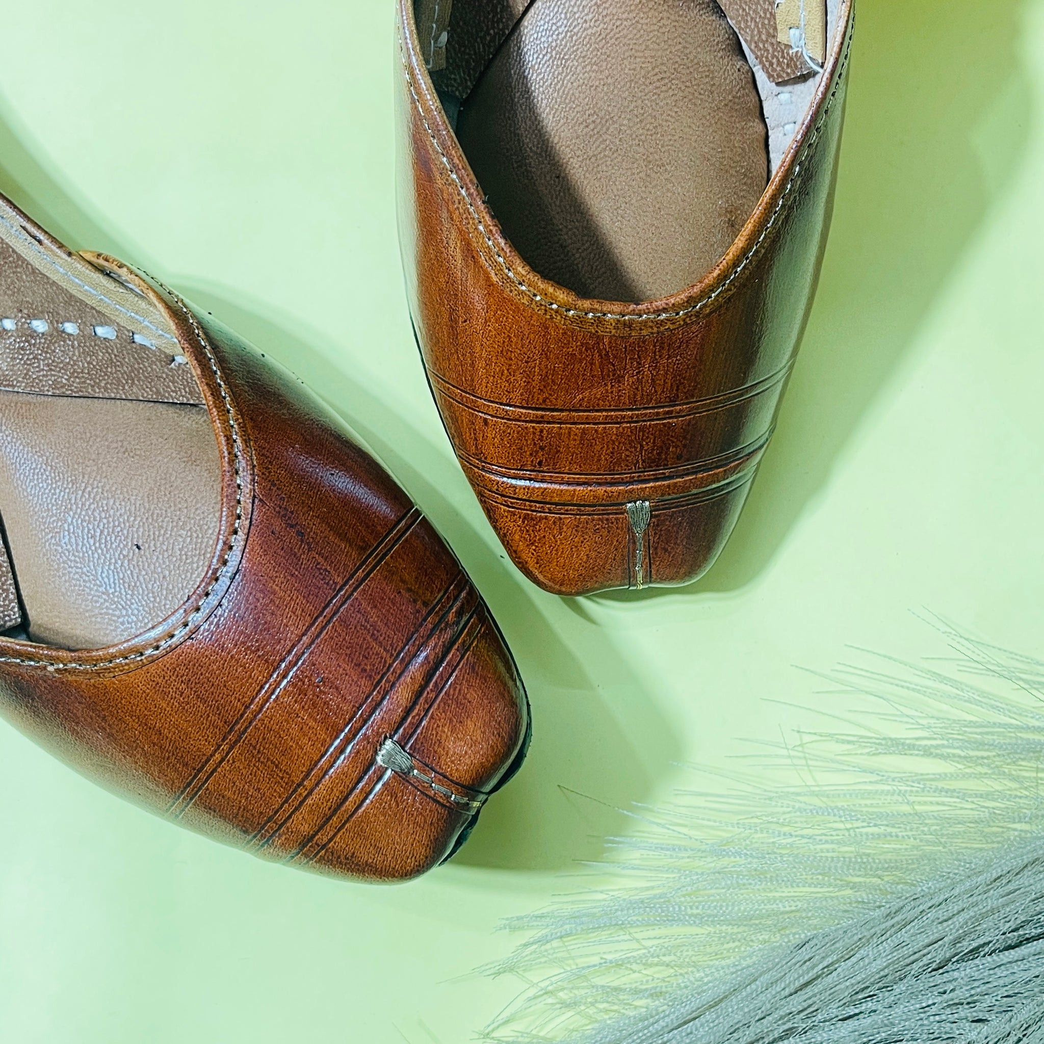 Minimalist Leather Finish Juttis